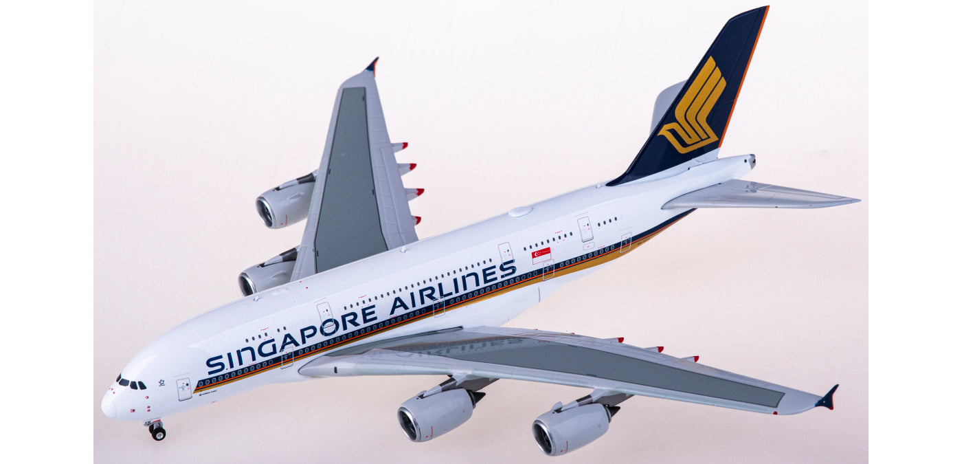 1:400 Phoenix PH04469 Singapore Airlines Airbus A380 9V-SKW+Free Tractor