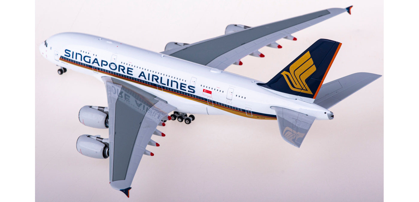 1:400 Phoenix PH04469 Singapore Airlines Airbus A380 9V-SKW+Free Tractor