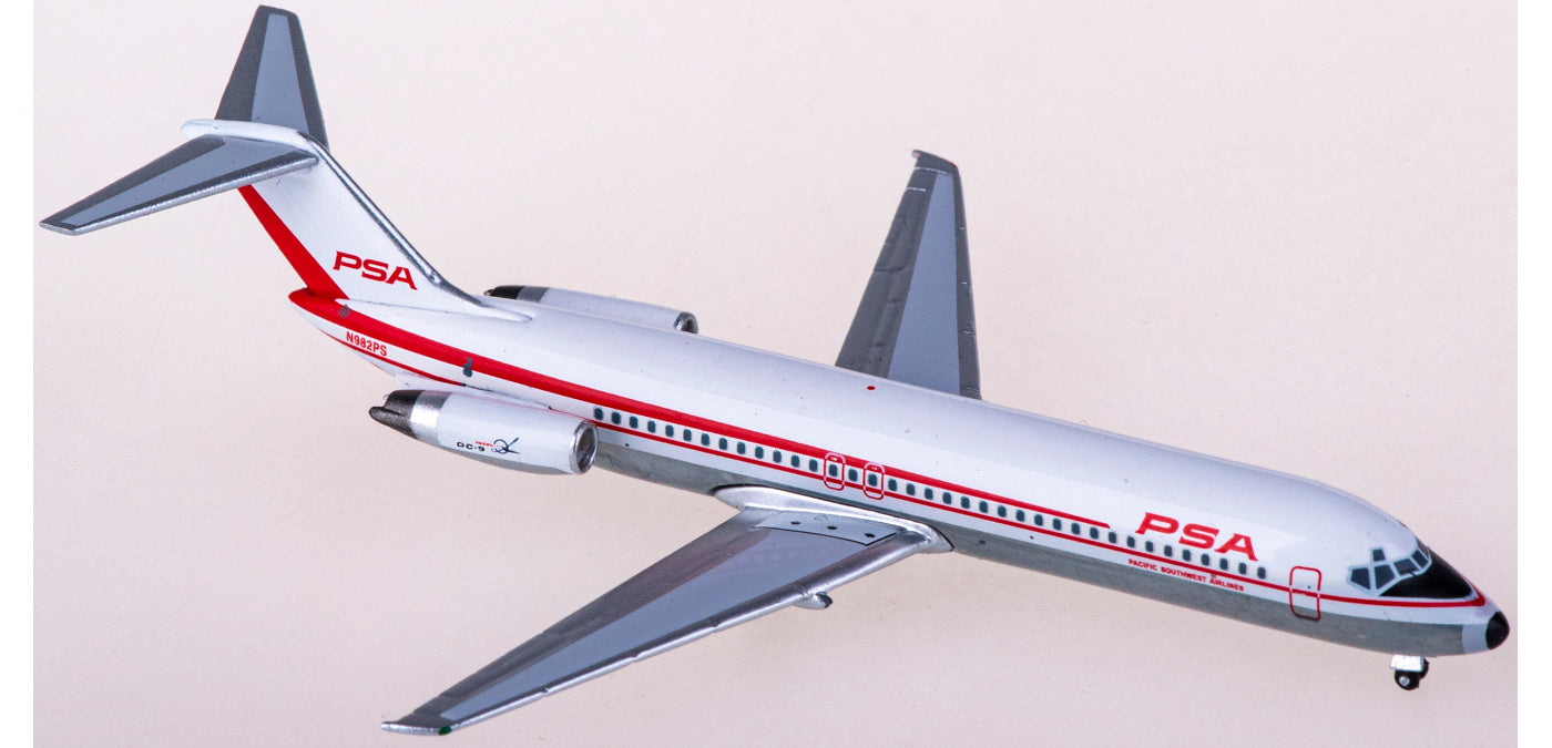 1:400 AeroClassics AC411145 PSA McDonnell Douglas DC-9-32 N982PS Aircraft Model+Free Tractor