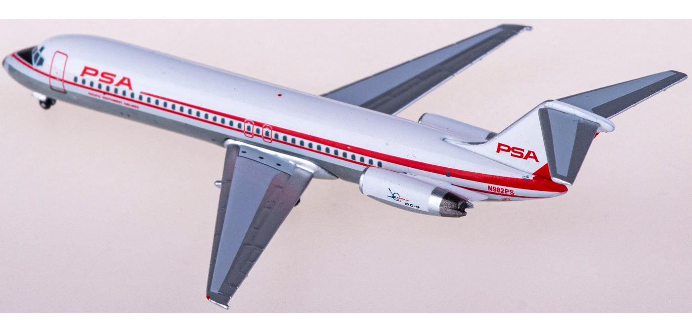 1:400 AeroClassics AC411145 PSA McDonnell Douglas DC-9-32 N982PS Aircraft Model+Free Tractor