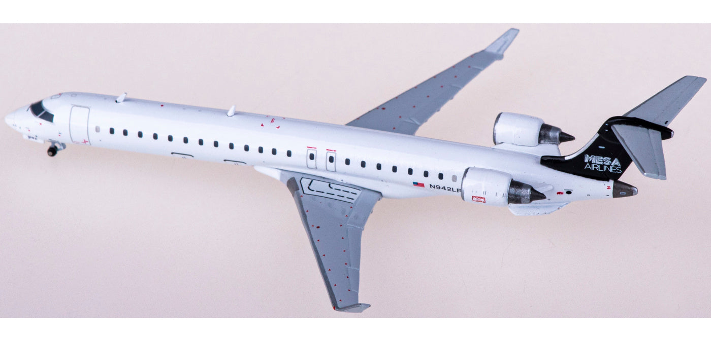 1:400 Geminijets GJASH2031 Mesa Airlines Bombardier CRJ900ER N942LR+Free Tractor