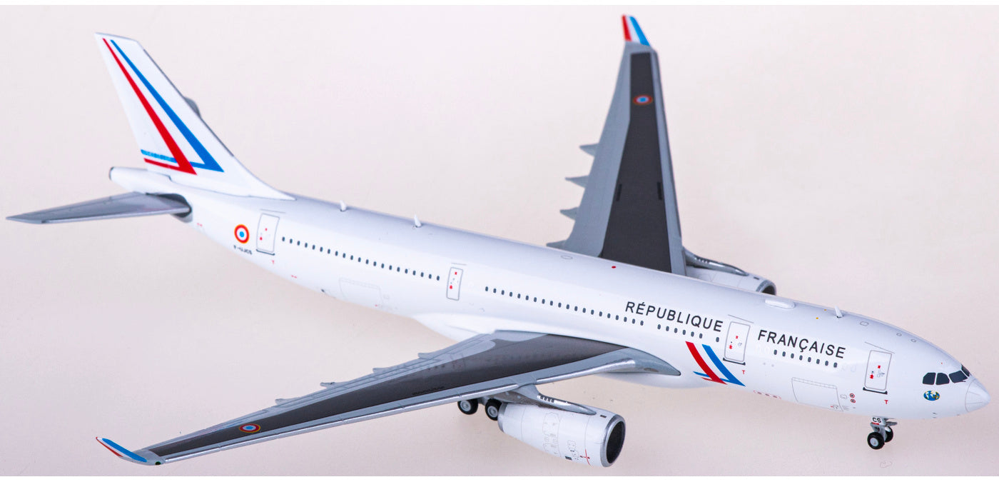 1:400 JC Wings LH4224 French Air Force Airbus A330-200 F-UJCS+Free Tractor