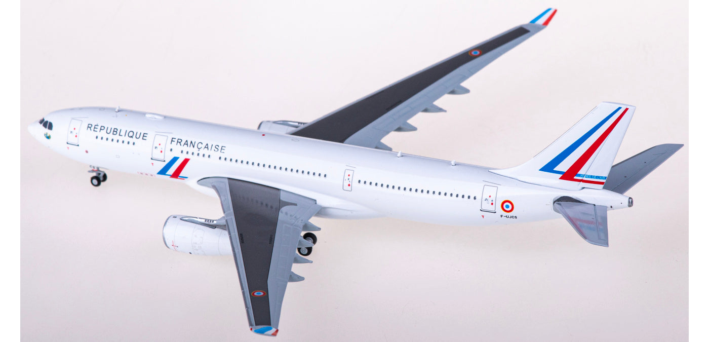 1:400 JC Wings LH4224 French Air Force Airbus A330-200 F-UJCS+Free Tractor