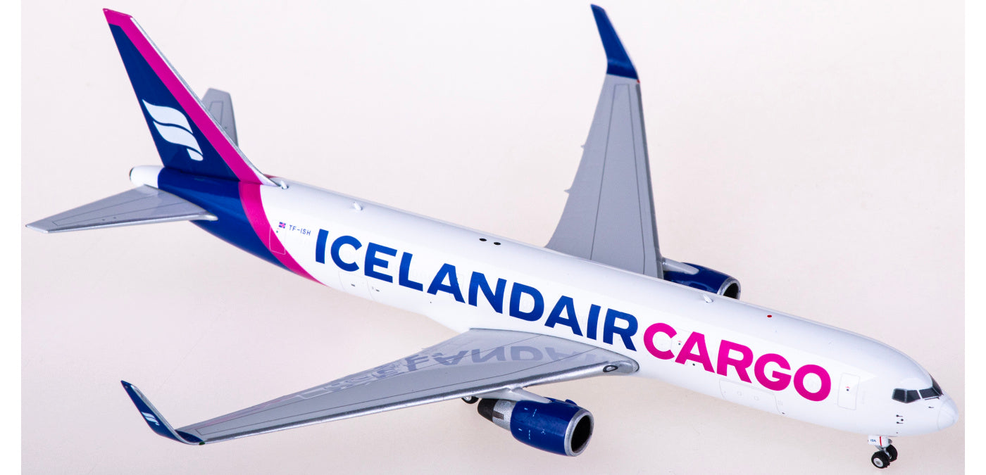 1:400 Phoenix PH11786 Icelandair Cargo Boeing 767-300ER TF-ISH+Free Tractor