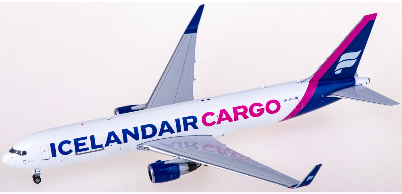 1:400 Phoenix PH11786 Icelandair Cargo Boeing 767-300ER TF-ISH+Free Tractor