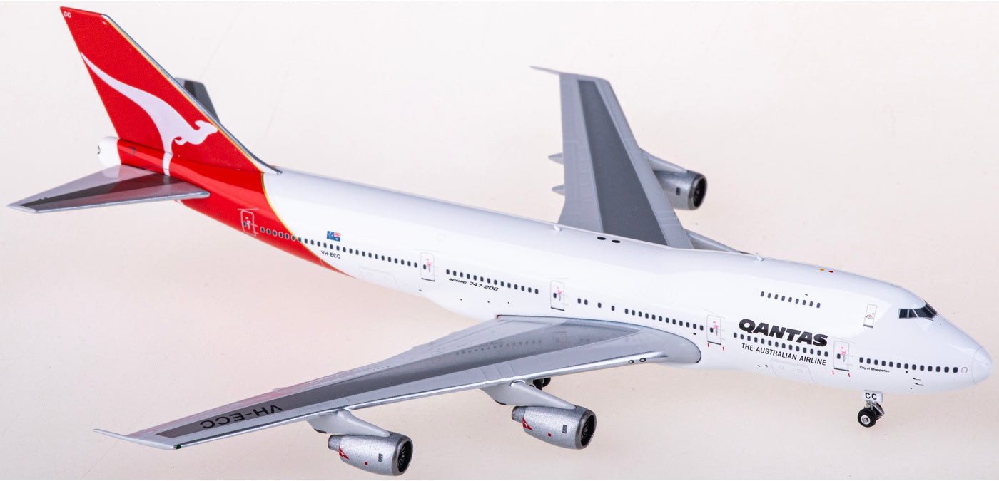 1:400 Phoenix PH04528 Qantas Airways Boeing 747-200 VH-ECC+Free Tractor