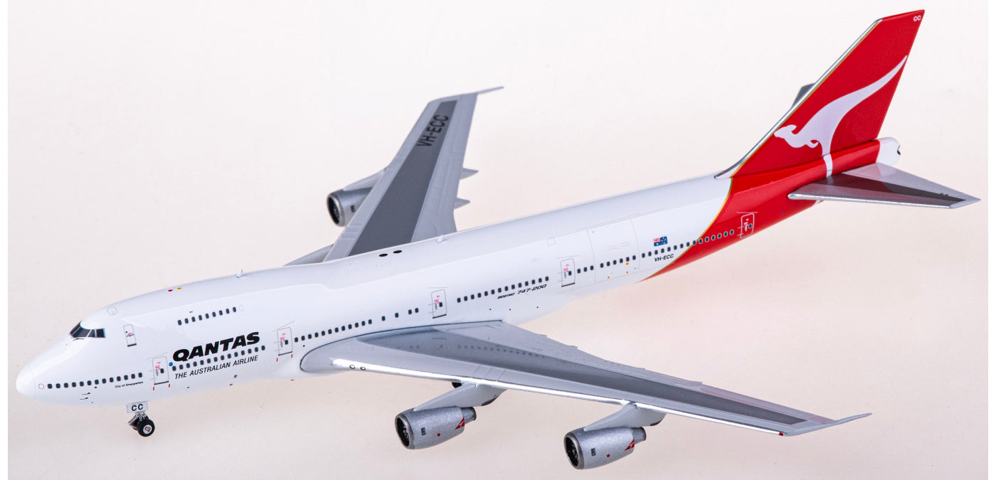 1:400 Phoenix PH04528 Qantas Airways Boeing 747-200 VH-ECC+Free Tractor