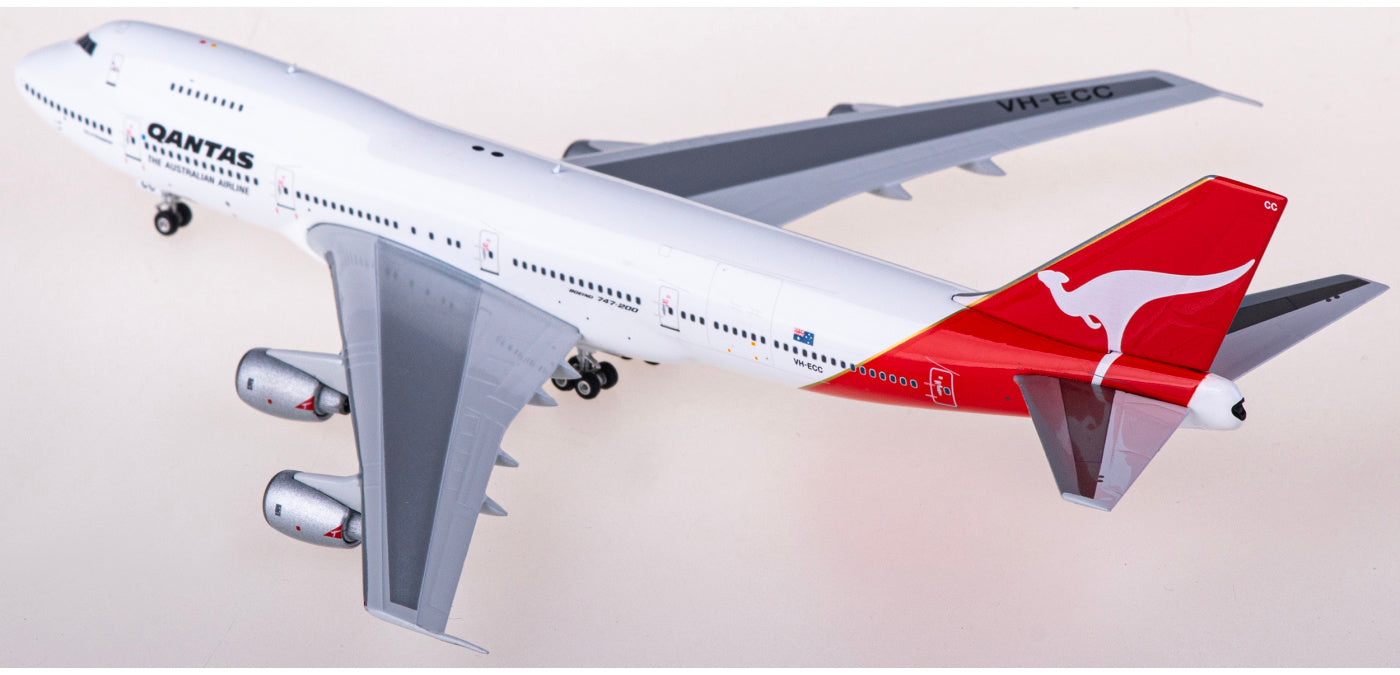 1:400 Phoenix PH04528 Qantas Airways Boeing 747-200 VH-ECC+Free Tractor