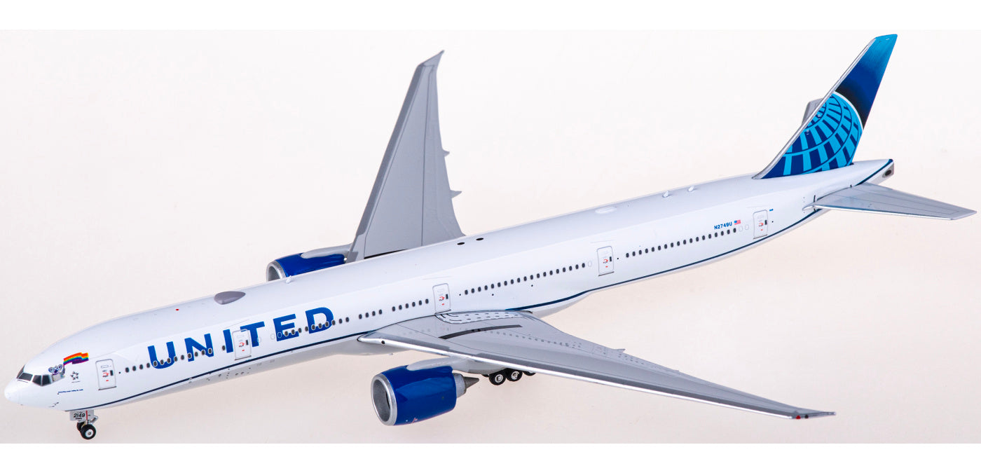 1:400 Phoenix PH04550 United Airlines Boeing 777-300ER N2749U+Free Tractor