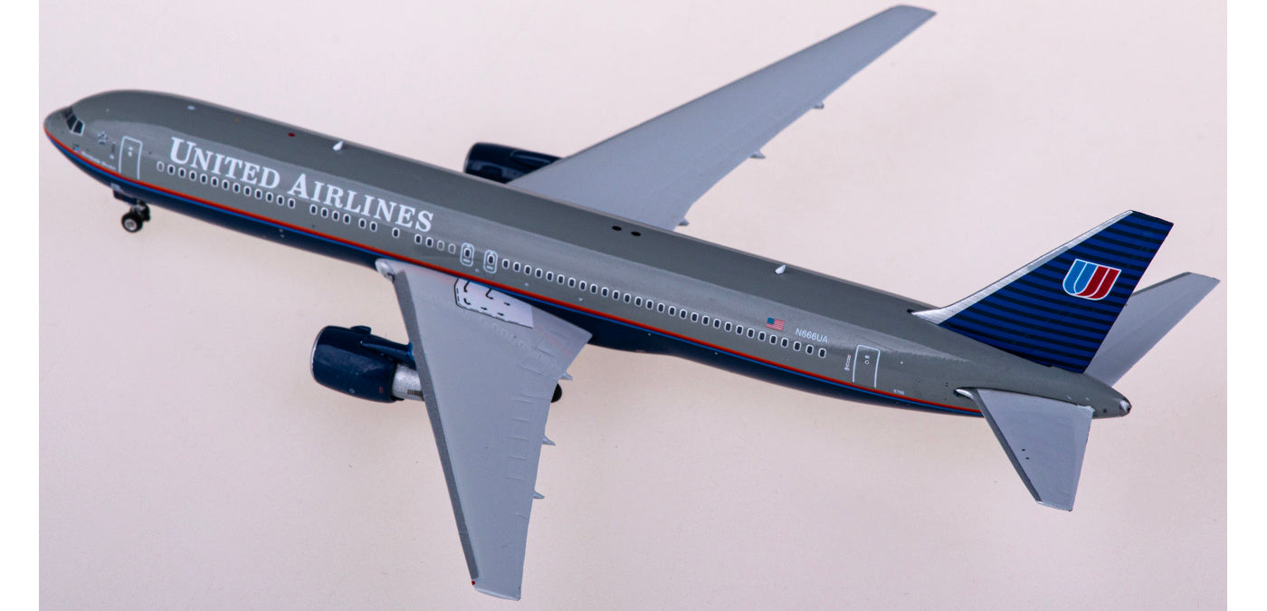1:400 Phoenix PH04558 United Airlines Boeing 767-300ER N666UA Aircraft Model+Free Tractor
