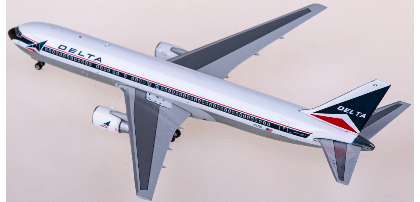 1:400 Phoenix PH04569 Delta Air Lines  Boeing 767-300 N117DL Aircraft Model+Free Tractor