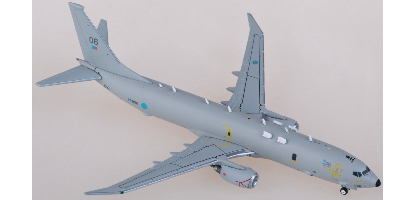 1:400 Geminijets GMRAF136 RAF Boeing P-8 Poseidon MRA1 ZP806 Aircraft Model+Free Tractor