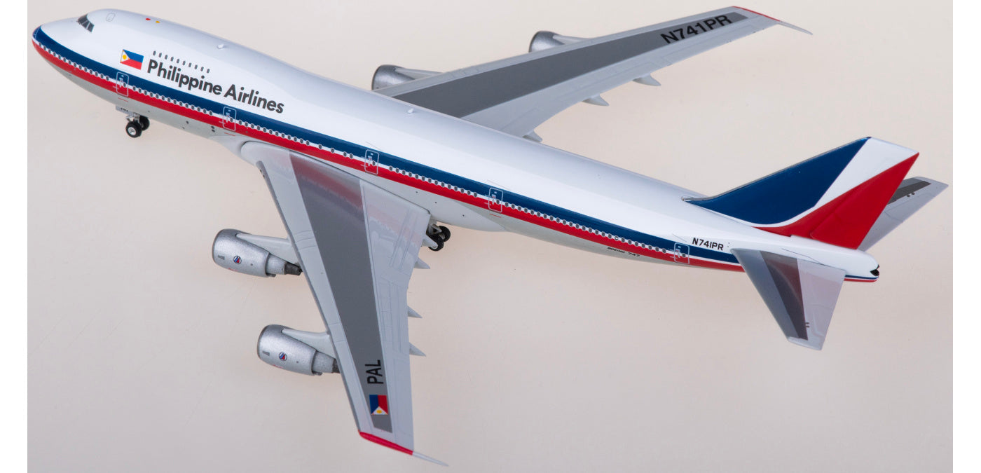 1:400 Phoenix PH11889 Philippine Airlines Boeing 747-200 N741PR  Aircraft Model+Free Tractor