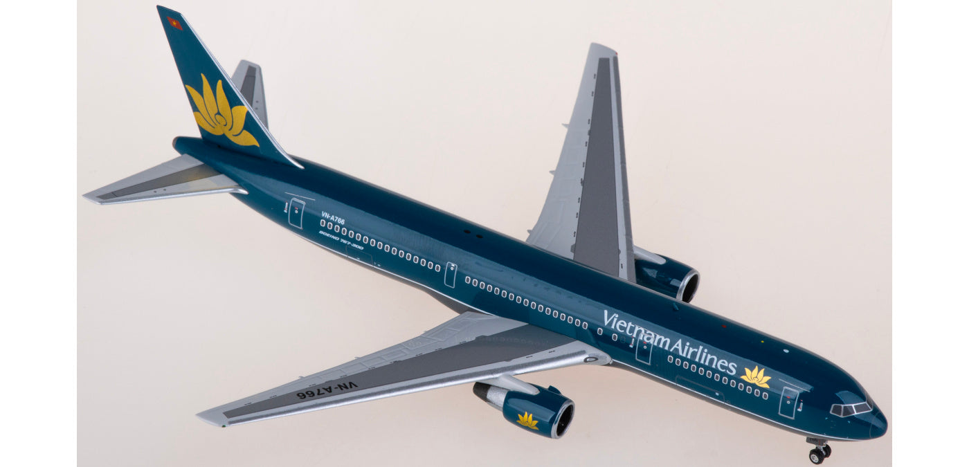 1:400 Phoenix PH11900 Vietnam Airlines Boeing 767-300ER VN-A766 Aircraft Model+Free Tractor