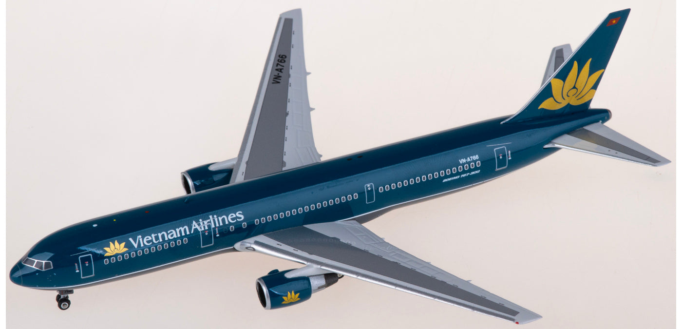 1:400 Phoenix PH11900 Vietnam Airlines Boeing 767-300ER VN-A766 Aircraft Model+Free Tractor