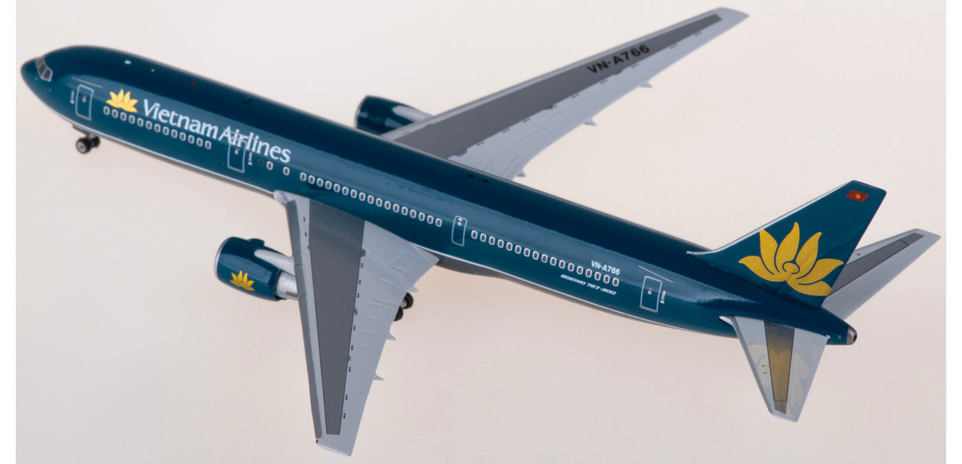 1:400 Phoenix PH11900 Vietnam Airlines Boeing 767-300ER VN-A766 Aircraft Model+Free Tractor