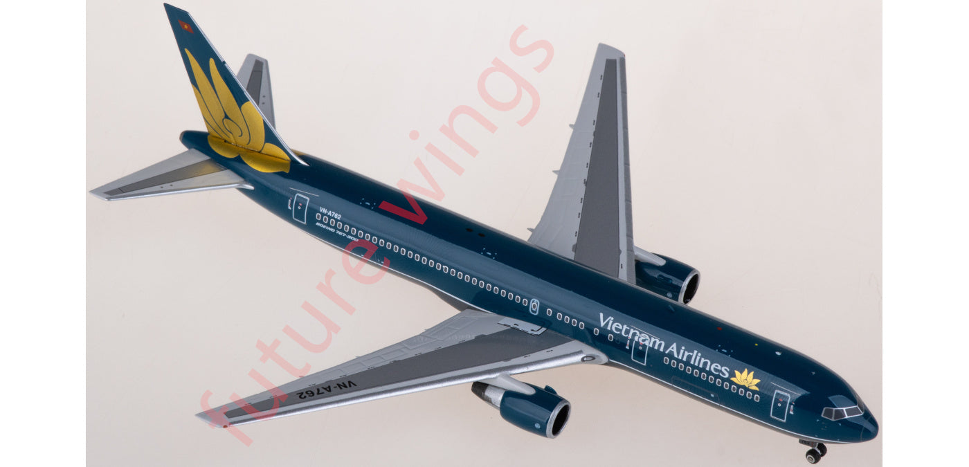 1:400 Phoenix PH11899 Vietnam Airlines Boeing 767-300ER VN-A762 Aircraft Model+Free Tractor