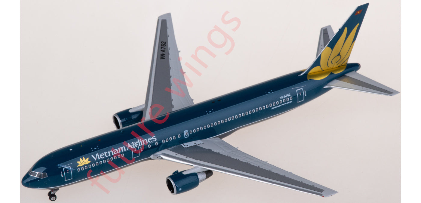 1:400 Phoenix PH11899 Vietnam Airlines Boeing 767-300ER VN-A762 Aircraft Model+Free Tractor