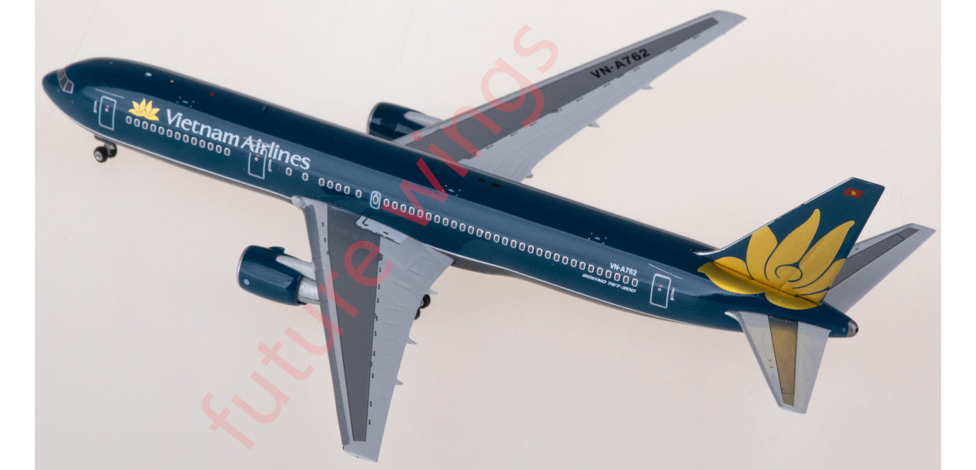 1:400 Phoenix PH11899 Vietnam Airlines Boeing 767-300ER VN-A762 Aircraft Model+Free Tractor