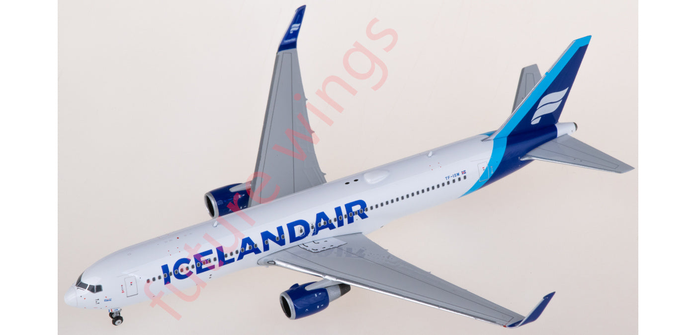 1:400 Phoenix PH11910 Icelandair Boeing 767-300ER TF-ISW Boreal Blue Aircraft Model+Free Tractor