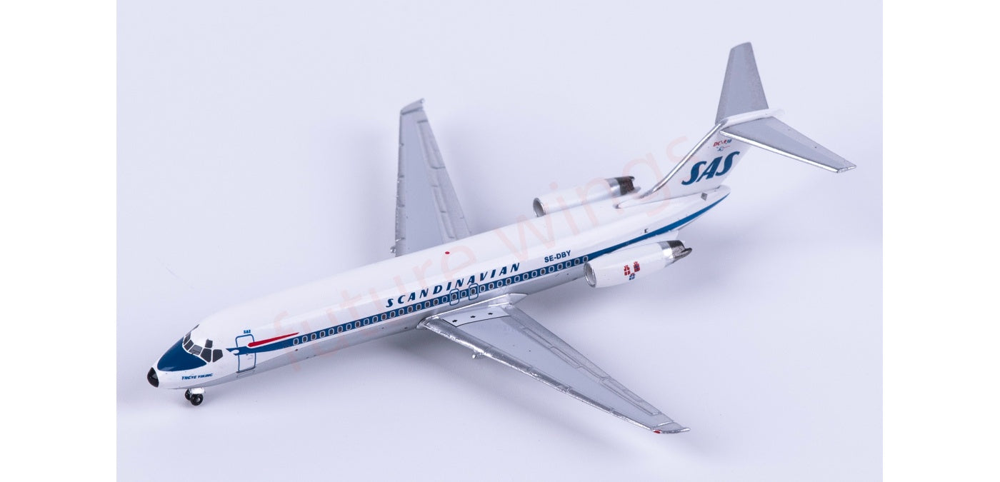 1:400 AeroClassics AC411444 SAS McDonnell Douglas DC-9-32 SE-DBY Aircraft Model+Free Tractor