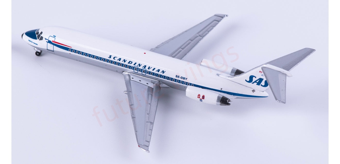 1:400 AeroClassics AC411444 SAS McDonnell Douglas DC-9-32 SE-DBY Aircraft Model+Free Tractor