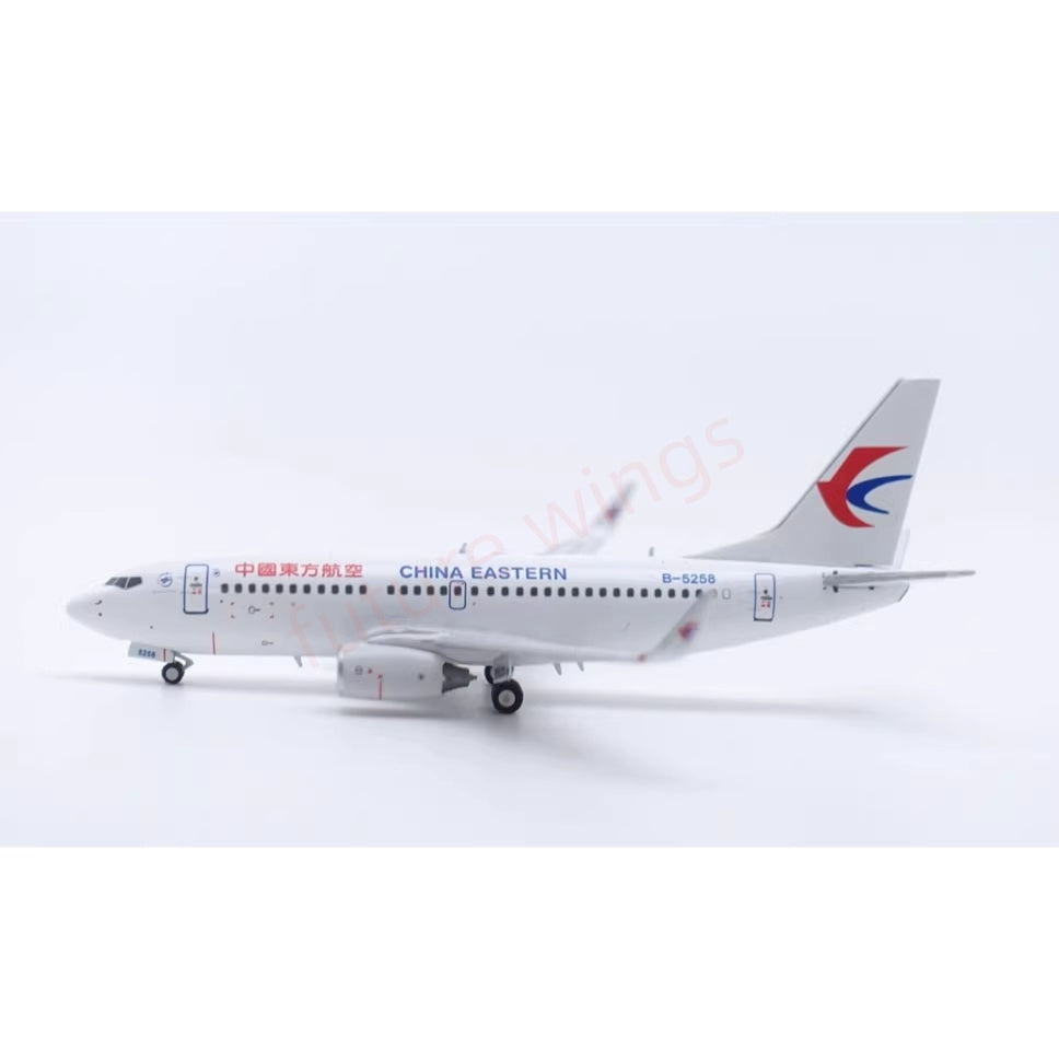 1:400 C Model China Eastern Airlines B737-700 B-5258 Aircraft Model+Free Tractor