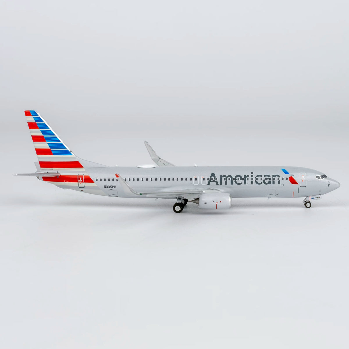 1:400 NG Models NG58261 American Airlines B737-800 N335PH Aircraft Model+Free Tractor