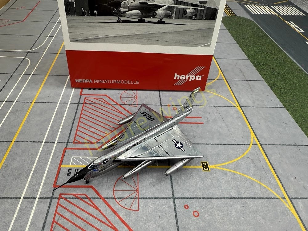 1:200 Herpa Wings 572736 USAF B-58A（59-2461）Diecast Aircraft Model