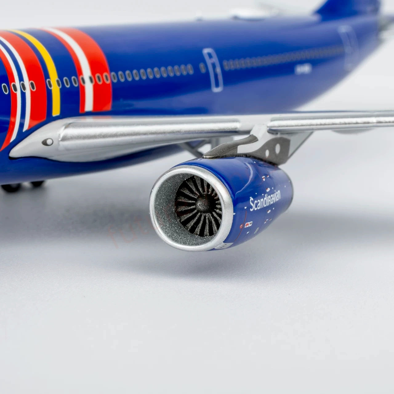 1:400 NG Models NG62088 SAS A330-300 LN-RKR Aircraft Model+FreeTractor