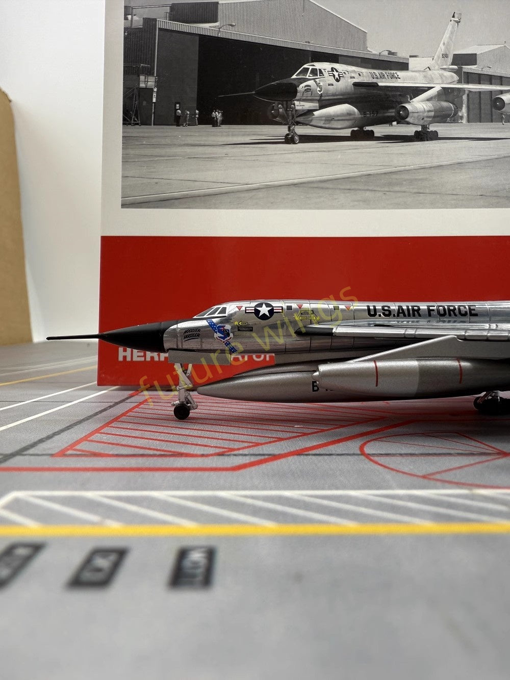 1:200 Herpa Wings 572736 USAF B-58A（59-2461）Diecast Aircraft Model