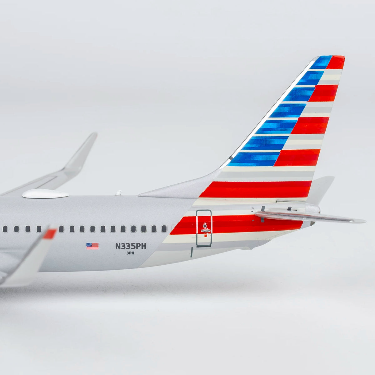 1:400 NG Models NG58261 American Airlines B737-800 N335PH Aircraft Model+Free Tractor