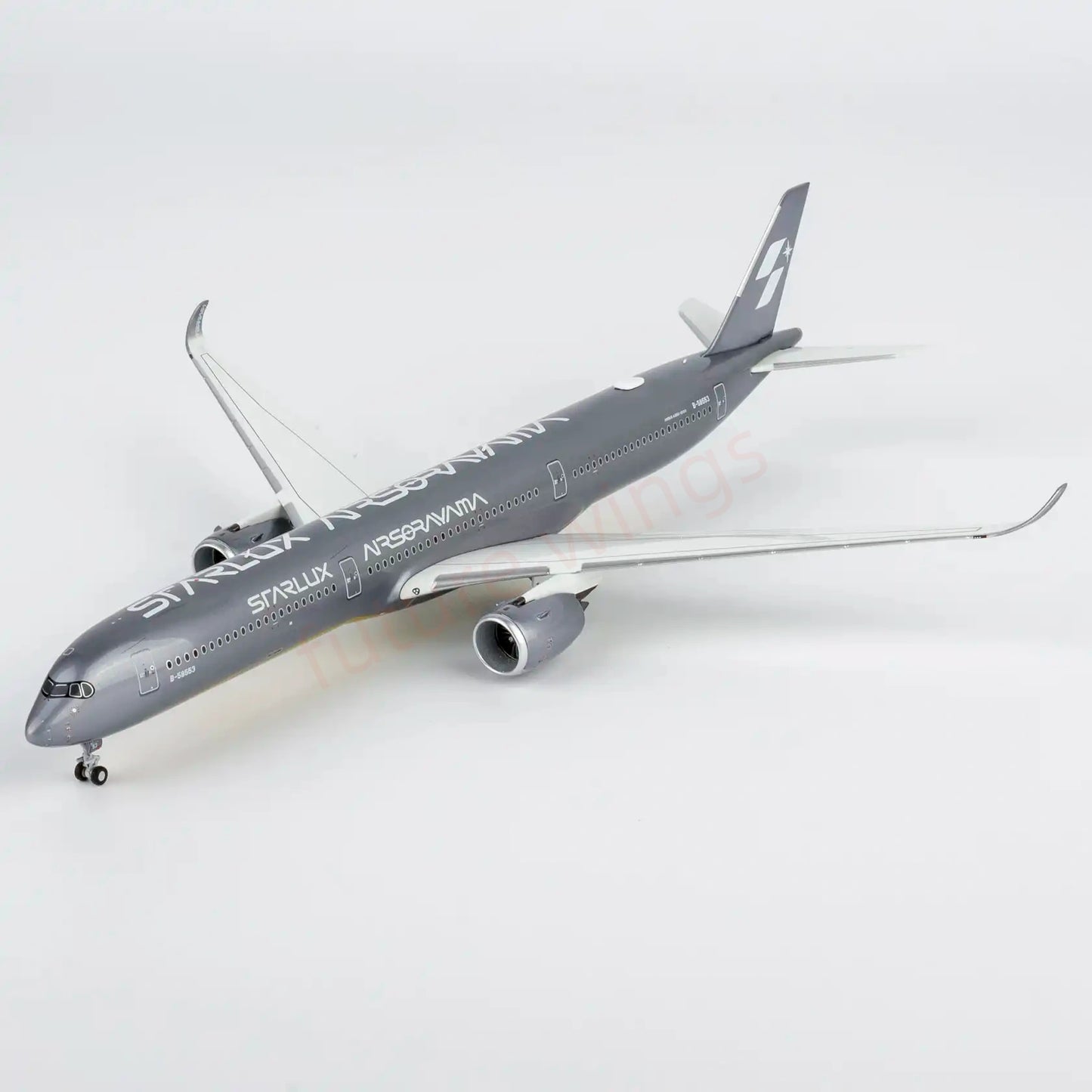 1:400 NG Models NG57045 Starlux Airlines A350-1000 B-58553 "Luxury Package"+ Free Tractor