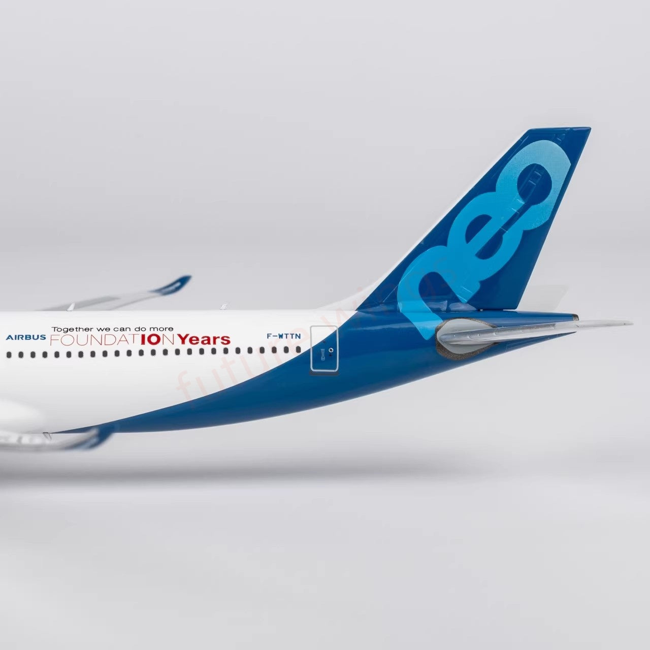 1:400 NG Models NG68004 Airbus House Color A330-900 F-WTTN Aircraft Model+Free Tractor