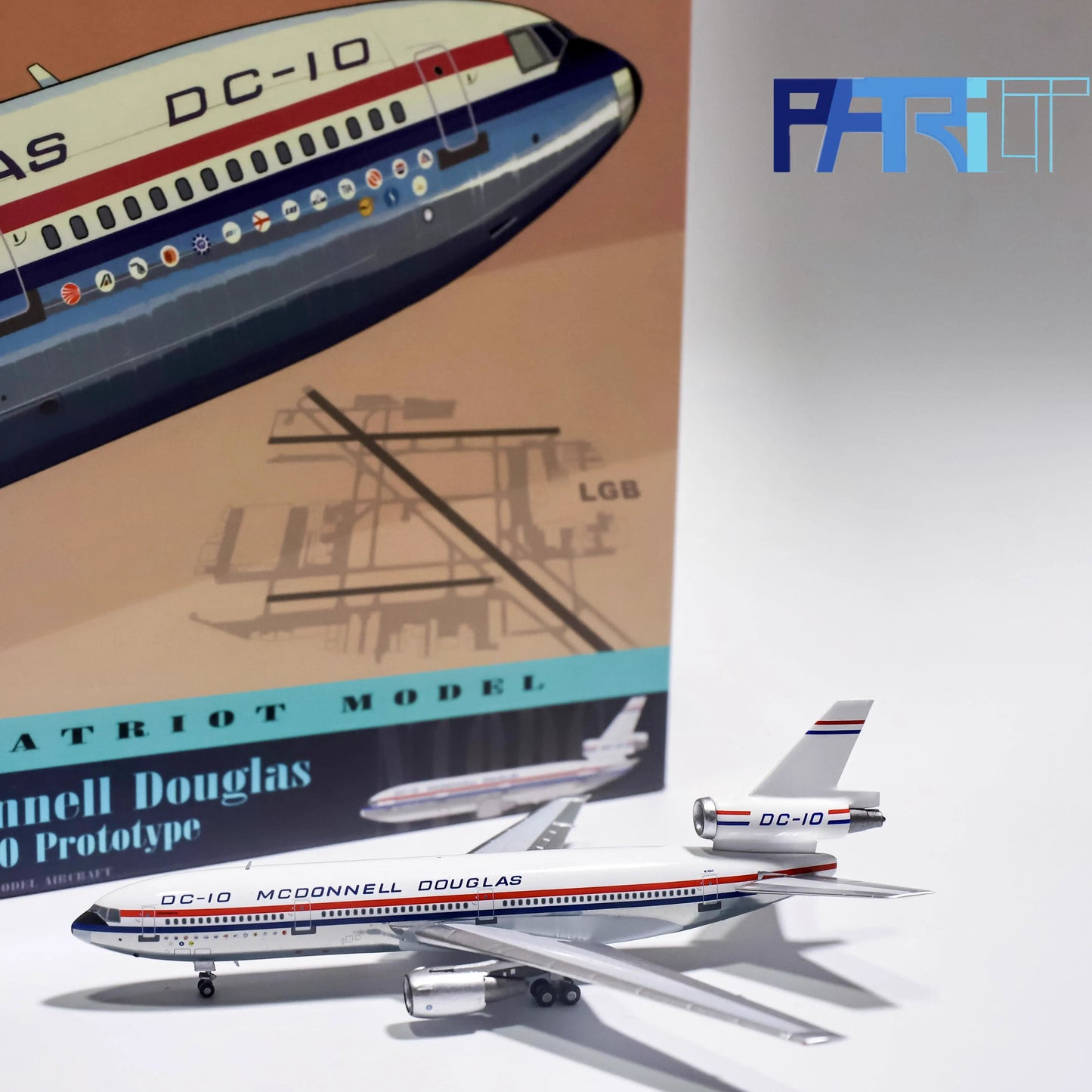 1:400 Patriot McDonnell Douglas House Color DC-10-10 N10DC Free Stand+Tractor