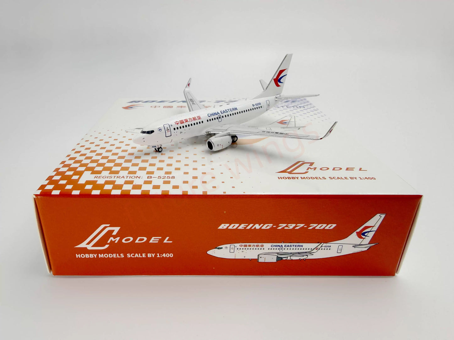 1:400 C Model China Eastern Airlines B737-700 B-5258 Aircraft Model+Free Tractor
