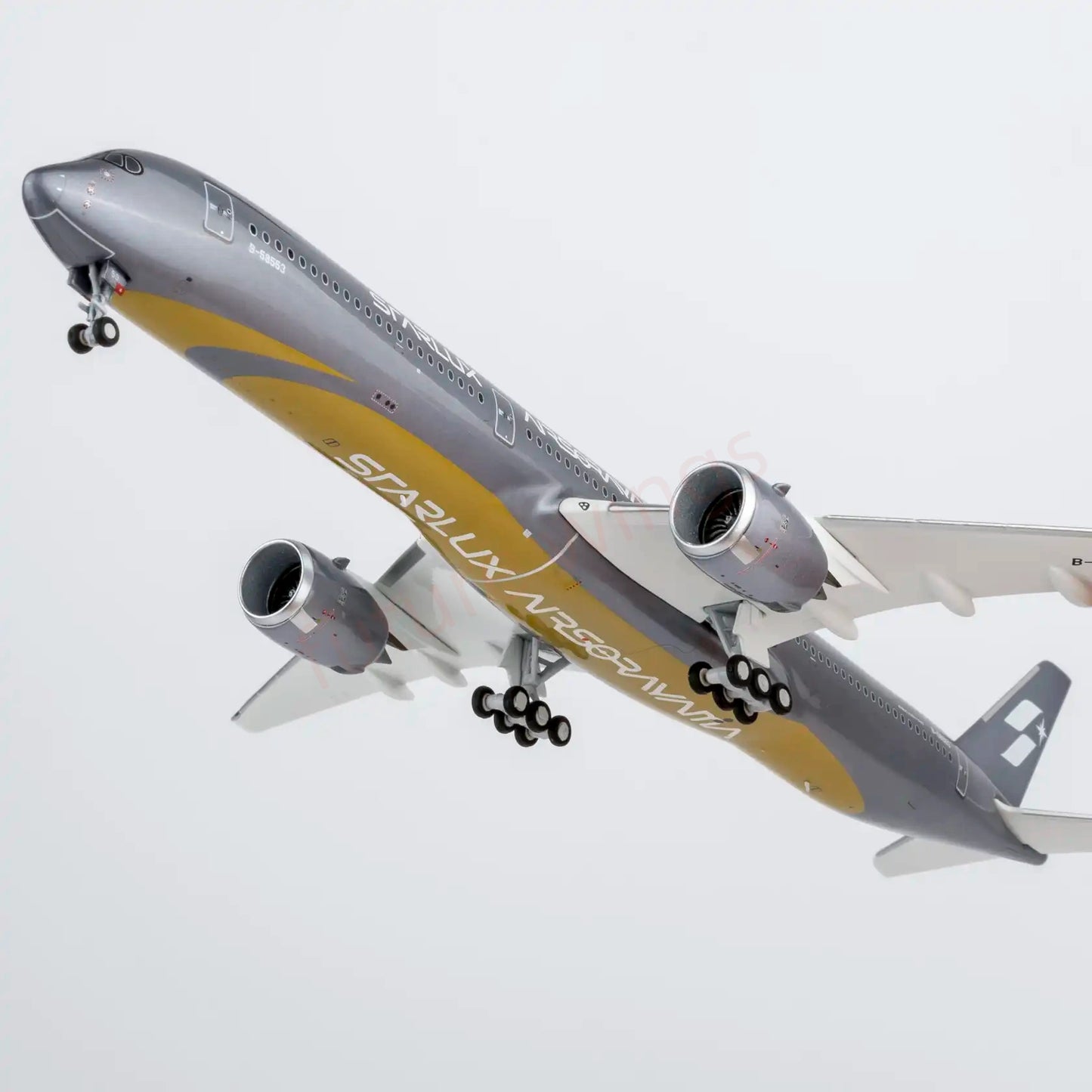 1:400 NG Models NG57045 Starlux Airlines A350-1000 B-58553 "Luxury Package"+ Free Tractor