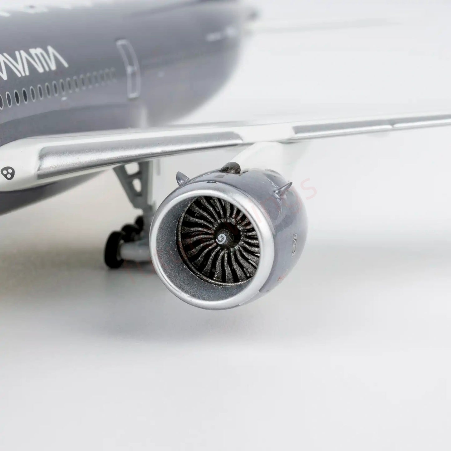 1:400 NG Models NG57045 Starlux Airlines A350-1000 B-58553 "Luxury Package"+ Free Tractor