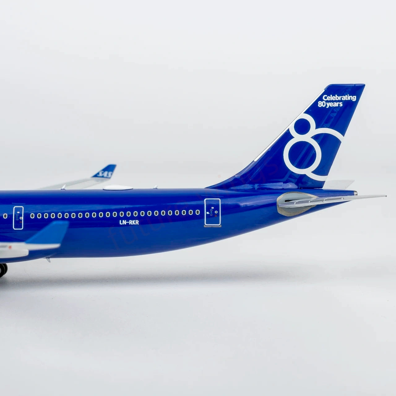 1:400 NG Models NG62088 SAS A330-300 LN-RKR Aircraft Model+FreeTractor