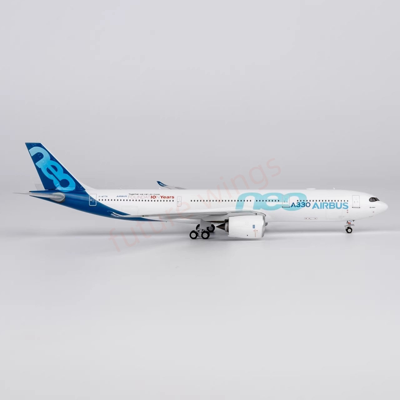1:400 NG Models NG68004 Airbus House Color A330-900 F-WTTN Aircraft Model+Free Tractor