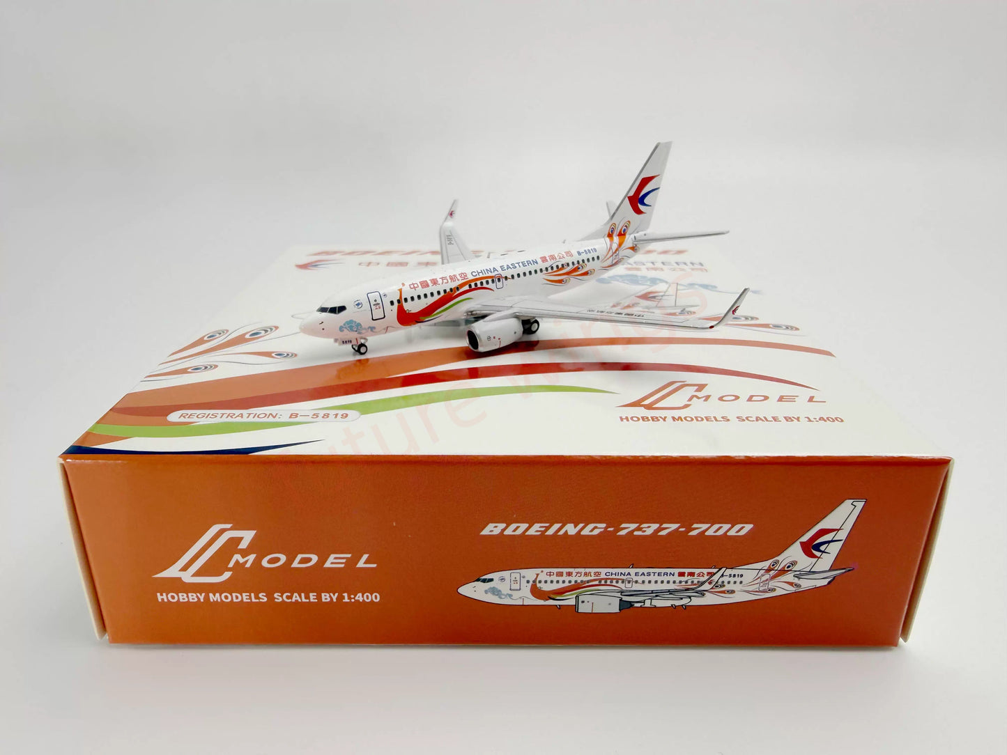 1:400 C Model China Eastern Airlines B737-700 B-5819 Aircraft Model+Free Tractor