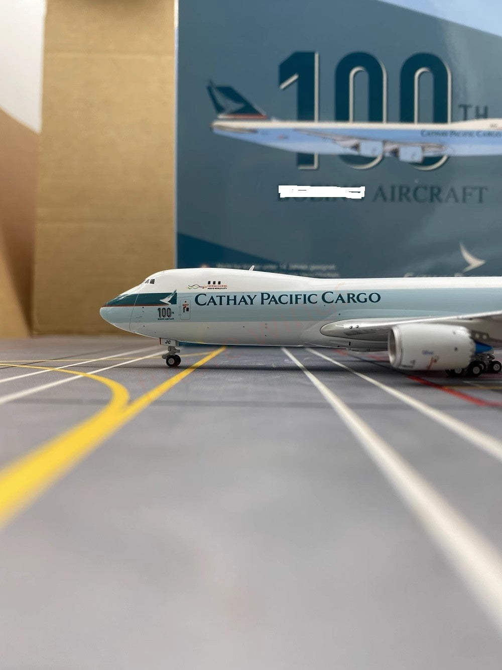 1:400 YY Wings Cathay Pacific B747-8F B-LJC Aircraft Model Free Tractor +Stand