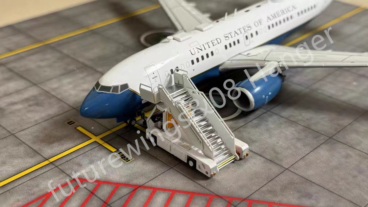 1:200 08 Hanger Diecast Airport GSE Passenger Stairs