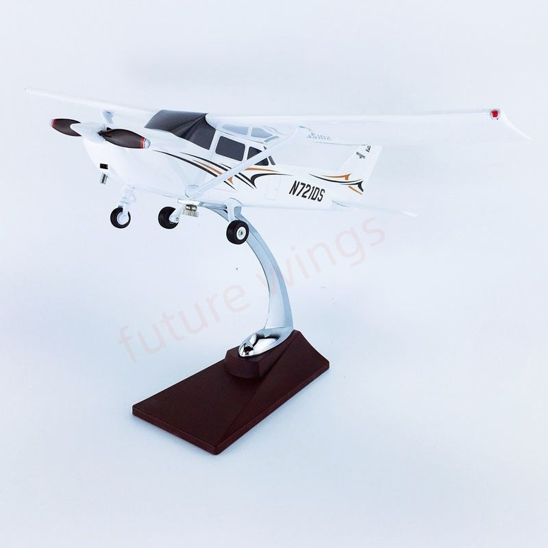 (RARE) Cessna 172R Model With Stand (about 28cm)